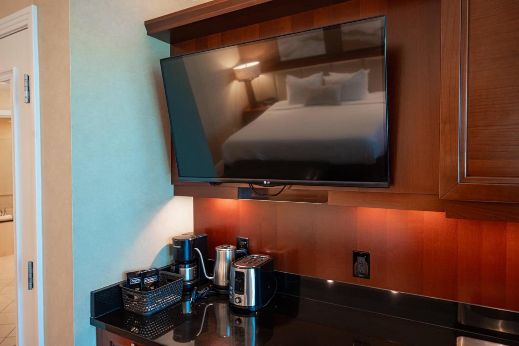 No Fee Strip View Suite+ Free Valet + Pool Holiday home *