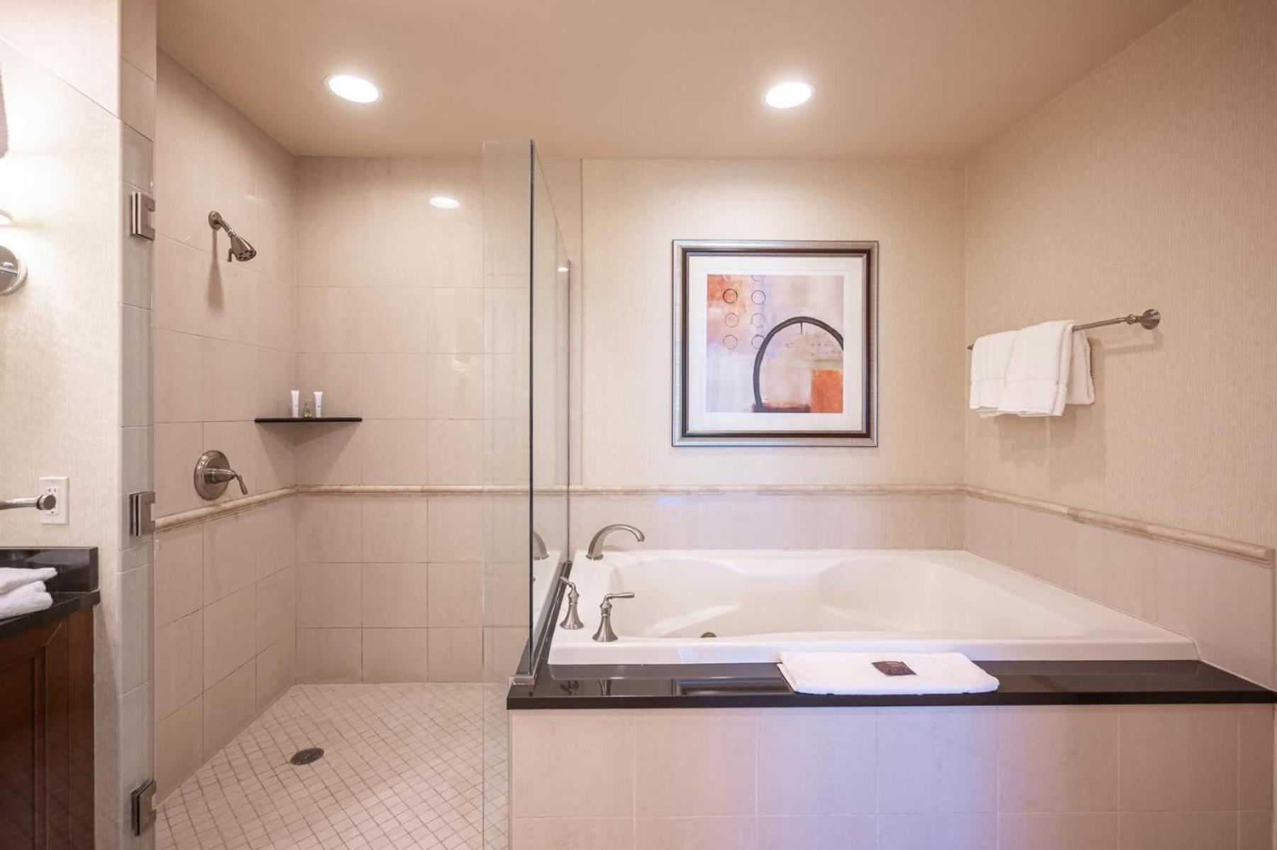 No Fee Strip View Suite+ Free Valet + Pool Holiday home Las Vegas