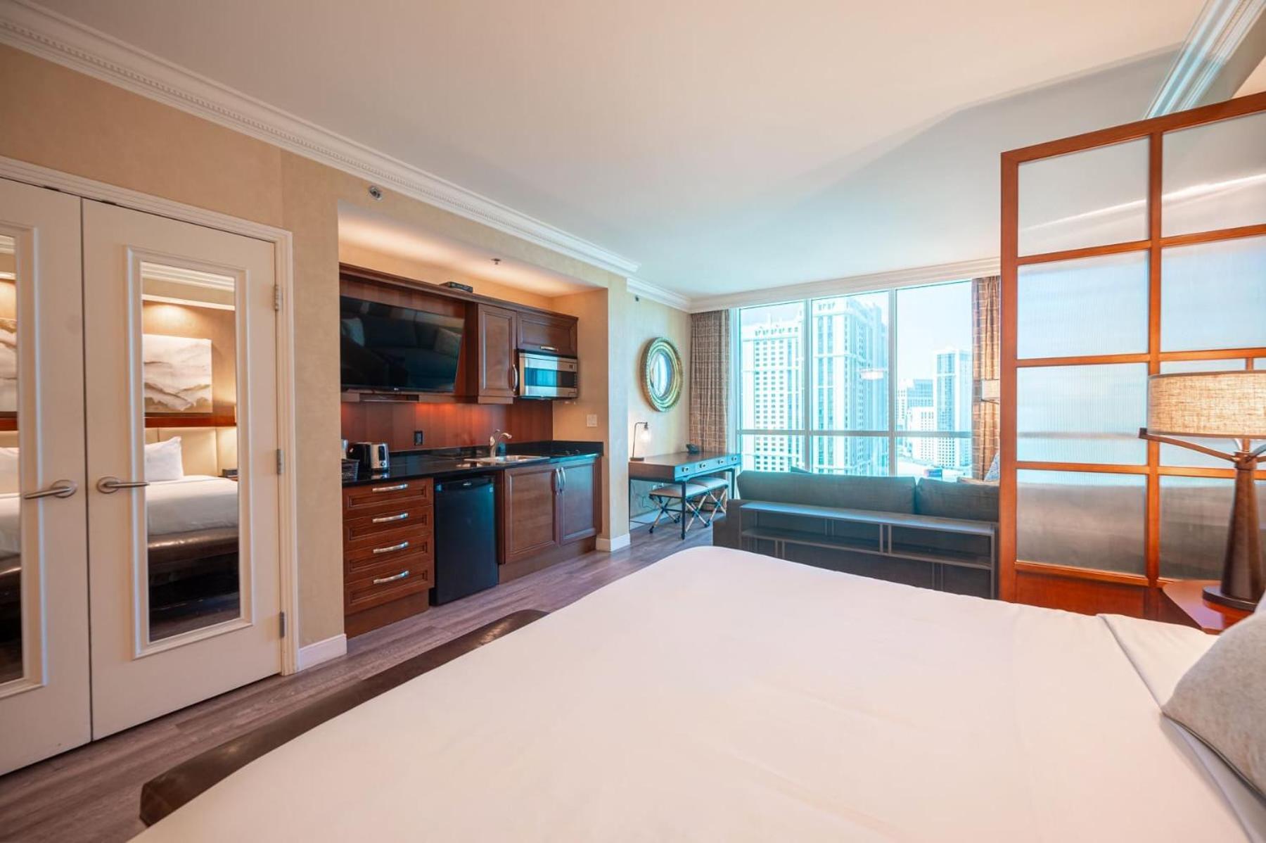 No Fee Strip View Suite+ Free Valet + Pool Holiday home Las Vegas