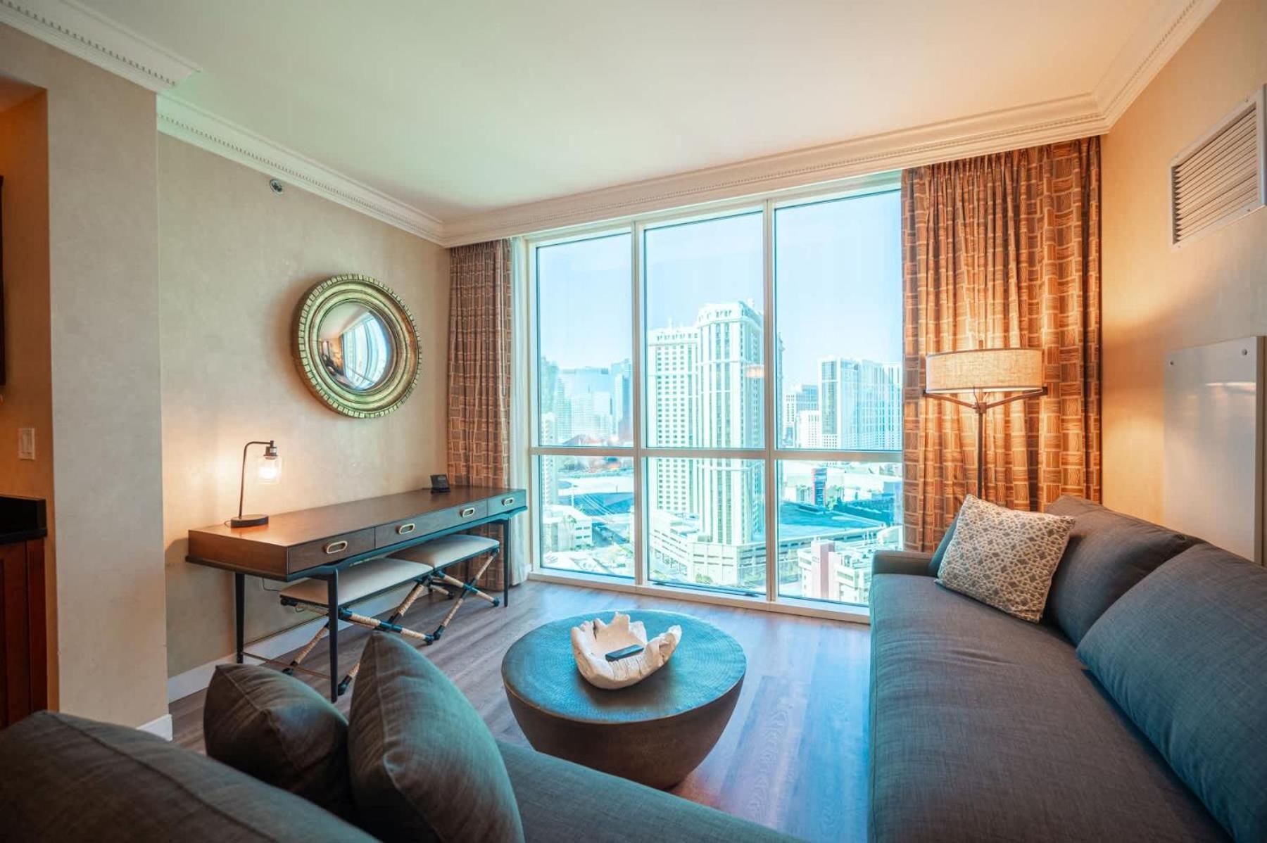 No Fee Strip View Suite+ Free Valet + Pool Holiday home Las Vegas