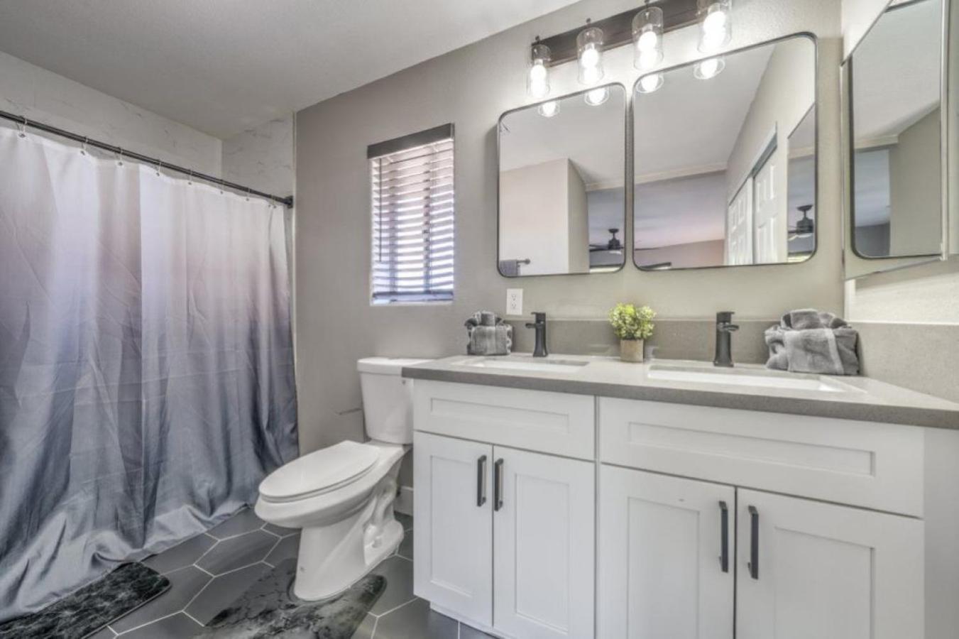 Stunning With Pool Very Spacious Upgrades Ferienhaus