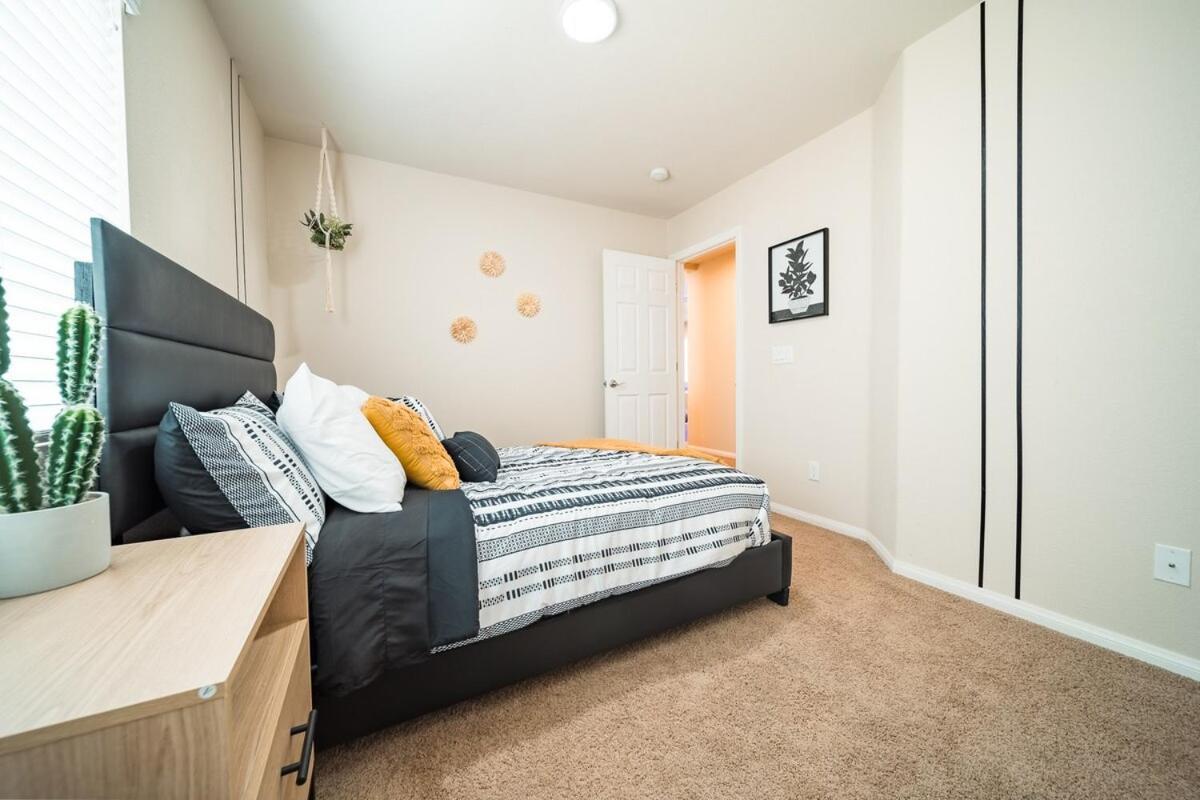 4 Bed Home, 10 Min From Strip With Hot Tub And Parking Villa Las Vegas