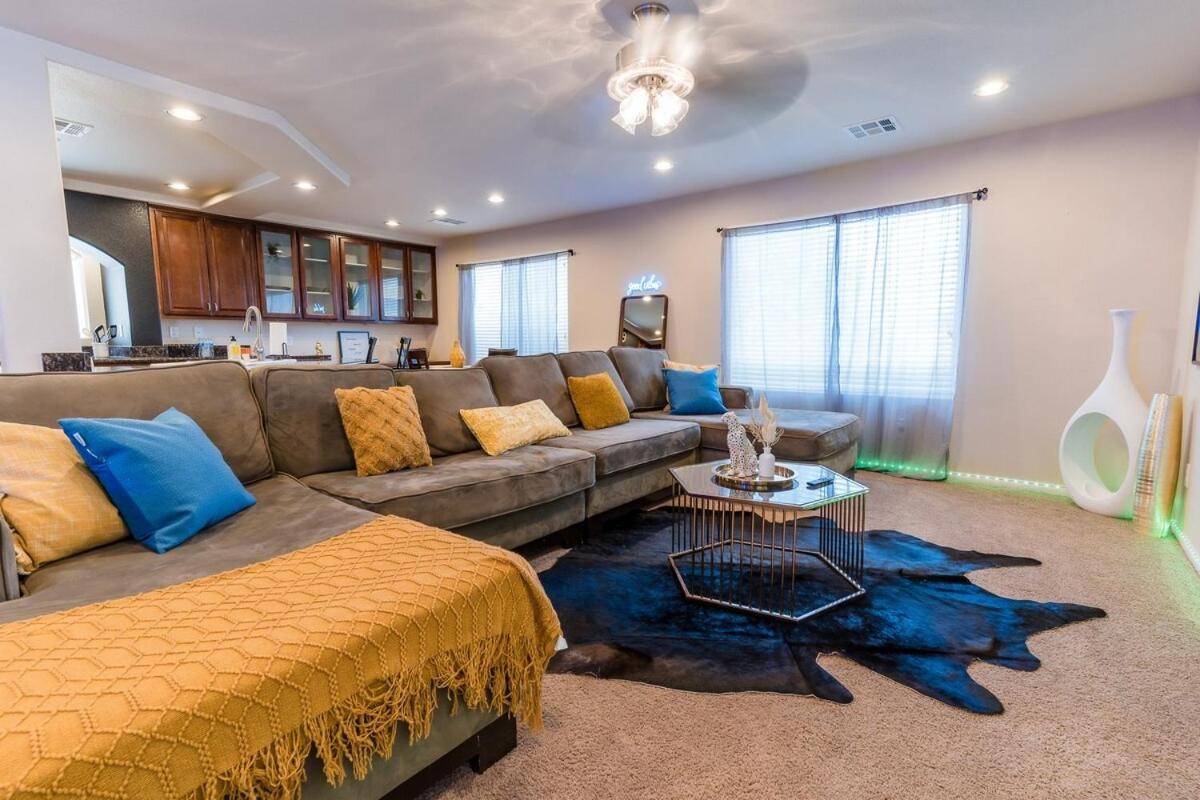 4 Bed Home, 10 Min From Strip With Hot Tub And Parking