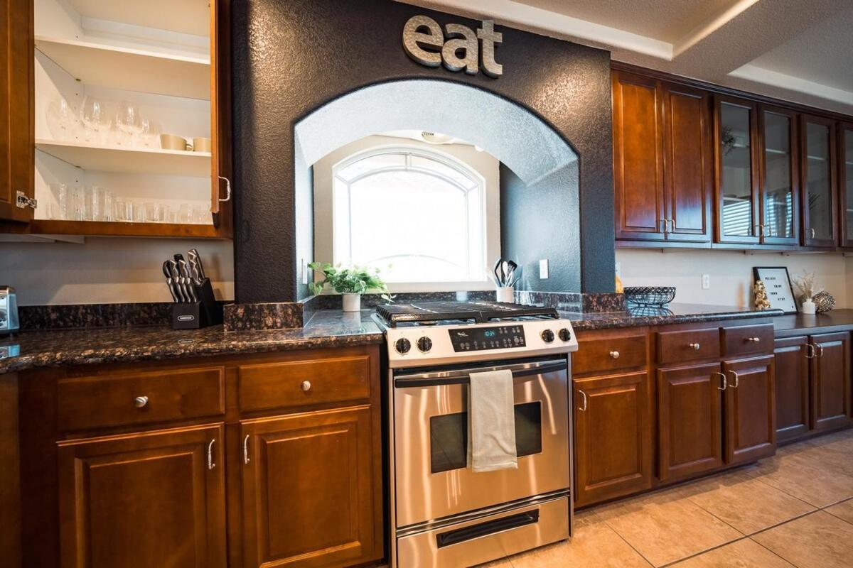 4 Bed Home, 10 Min From Strip With Hot Tub And Parking Villa *