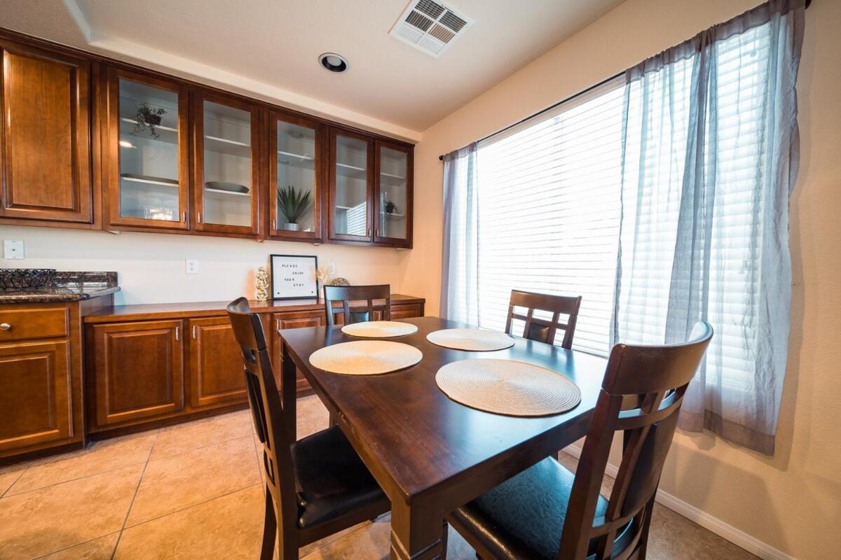 4 Bed Home, 10 Min From Strip With Hot Tub And Parking
