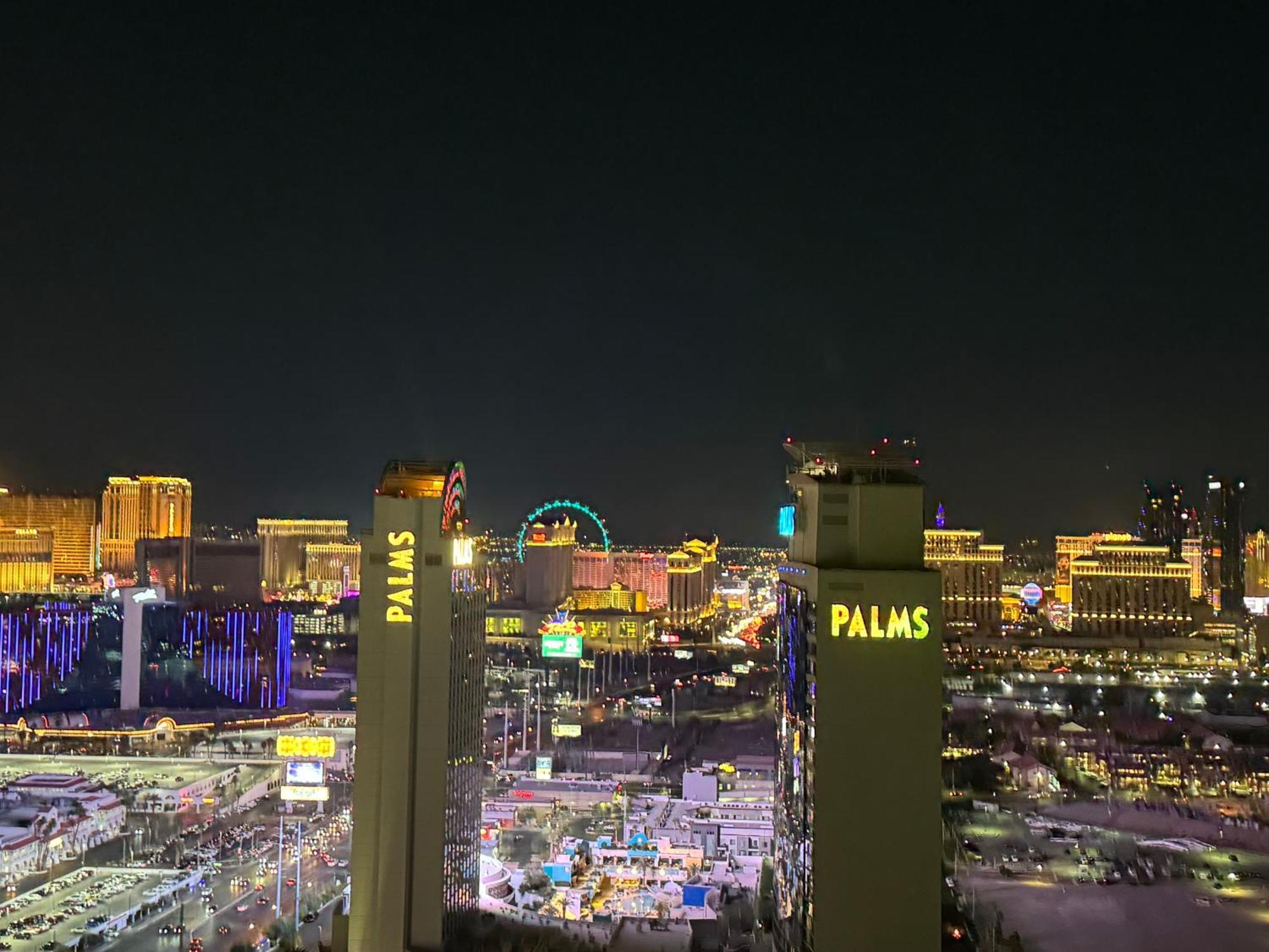 Palms Place- Strip View- High Floor- Free Parking Aparthotel