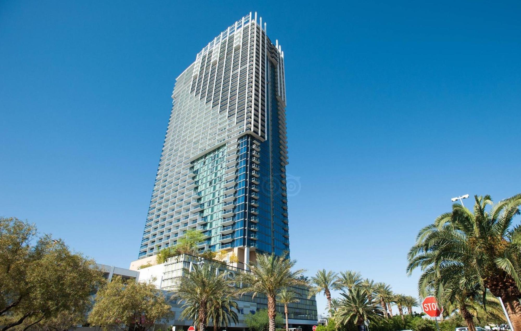 Palms Place- Strip View- High Floor- Free Parking Aparthotel *