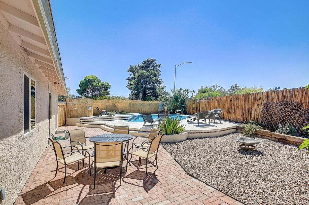 Holiday home Pool & Hot Tub! Centrally Located, Less Than 3 Miles To The Strip!