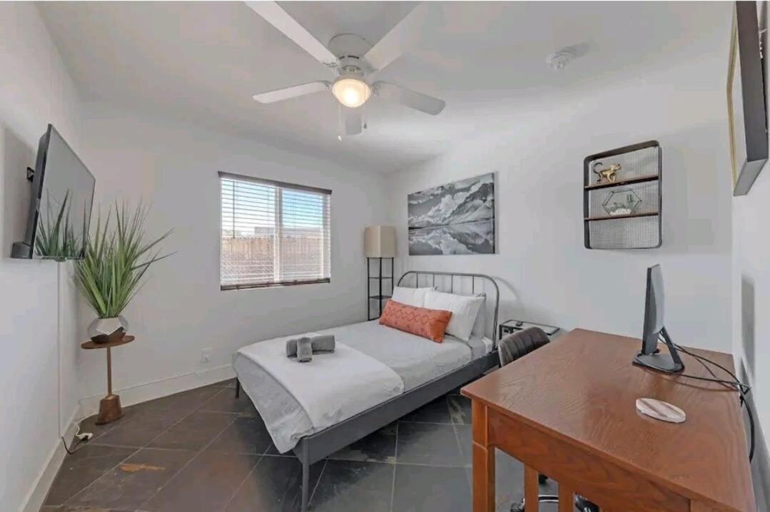 Holiday home Pool & Hot Tub! Centrally Located, Less Than 3 Miles To The Strip! Las Vegas