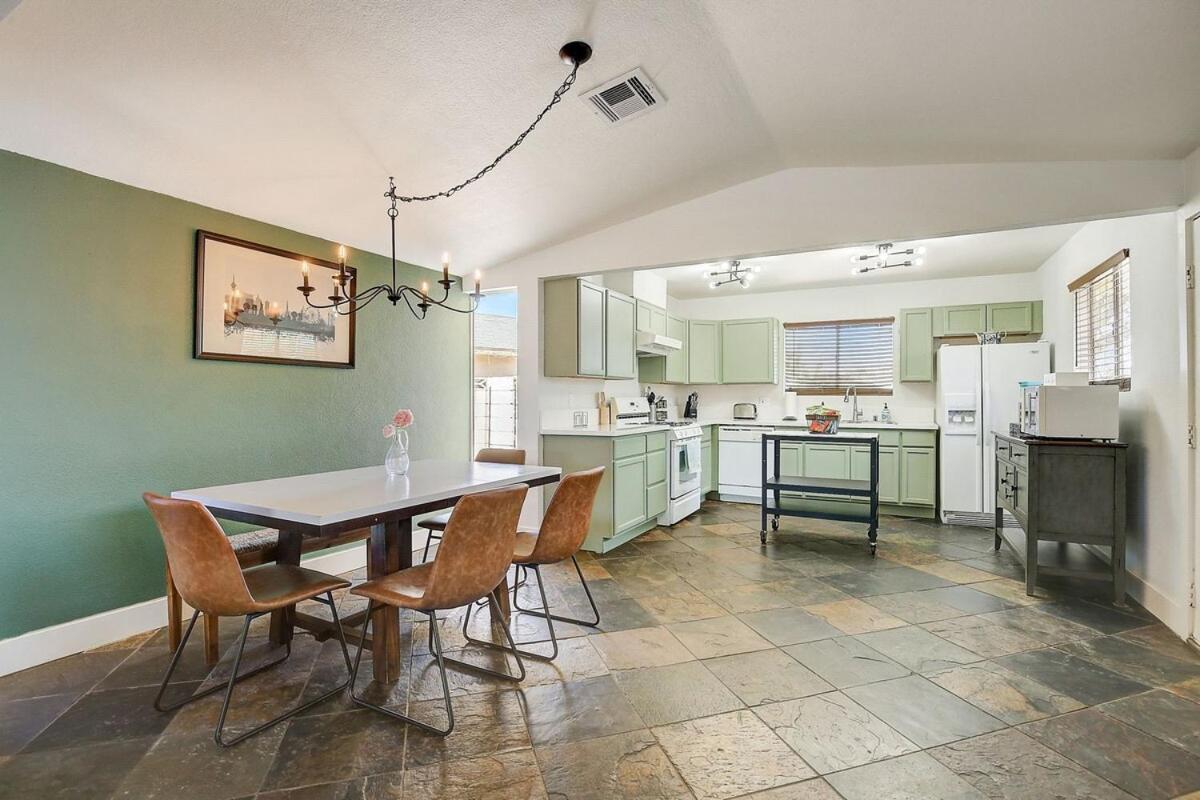 Pool & Hot Tub! Centrally Located, Less Than 3 Miles To The Strip! *