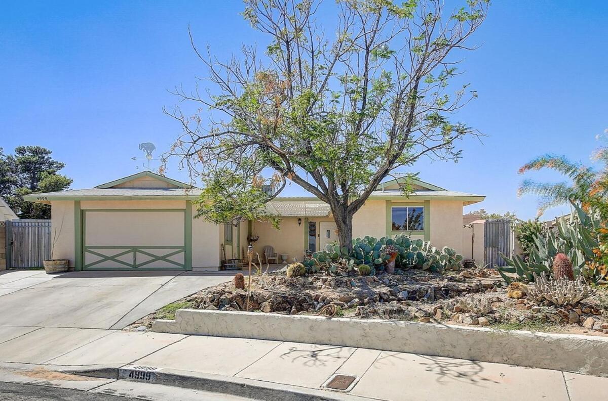 Pool & Hot Tub! Centrally Located, Less Than 3 Miles To The Strip! Holiday home Las Vegas