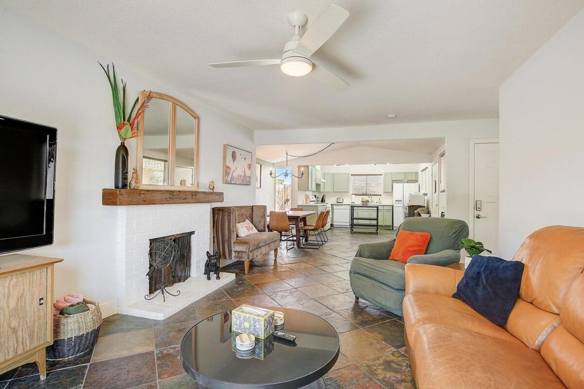 Pool & Hot Tub! Centrally Located, Less Than 3 Miles To The Strip!