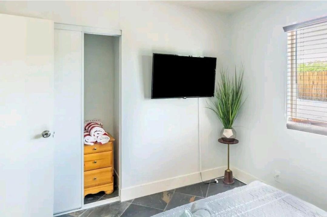 Holiday home Pool & Hot Tub! Centrally Located, Less Than 3 Miles To The Strip!