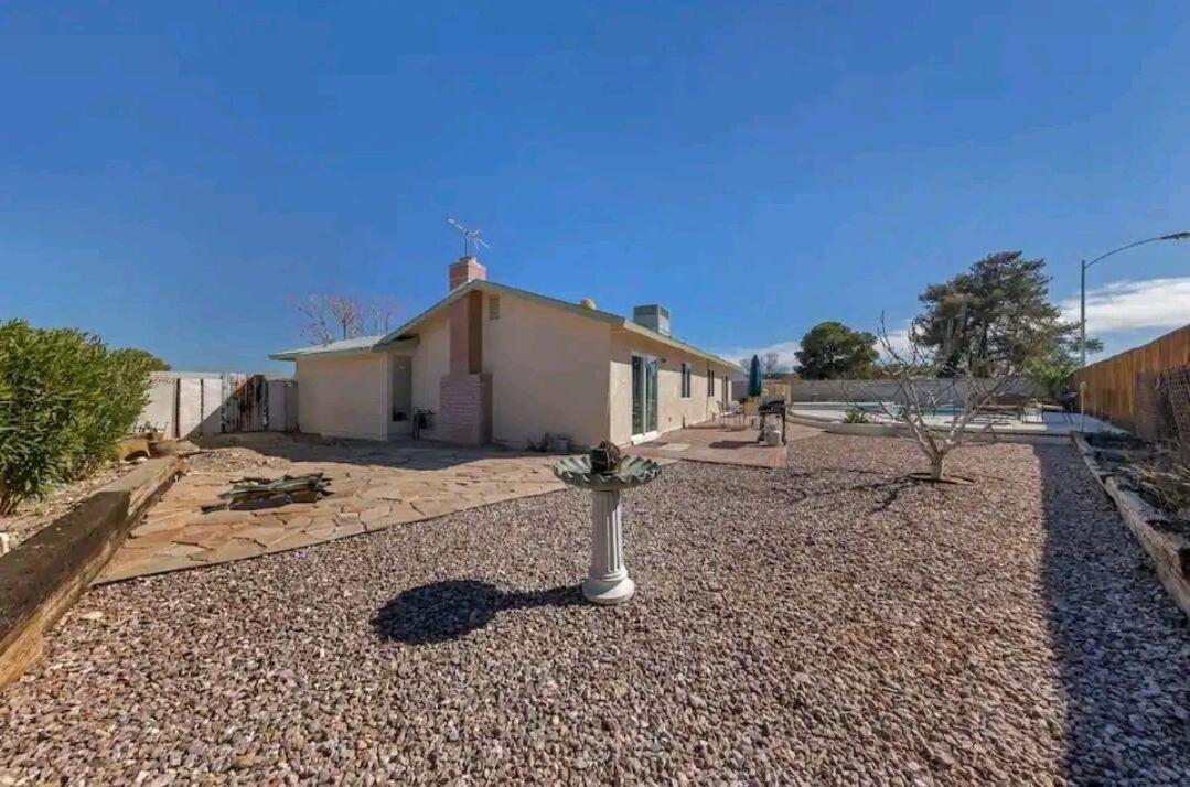 Pool & Hot Tub! Centrally Located, Less Than 3 Miles To The Strip! Holiday home *
