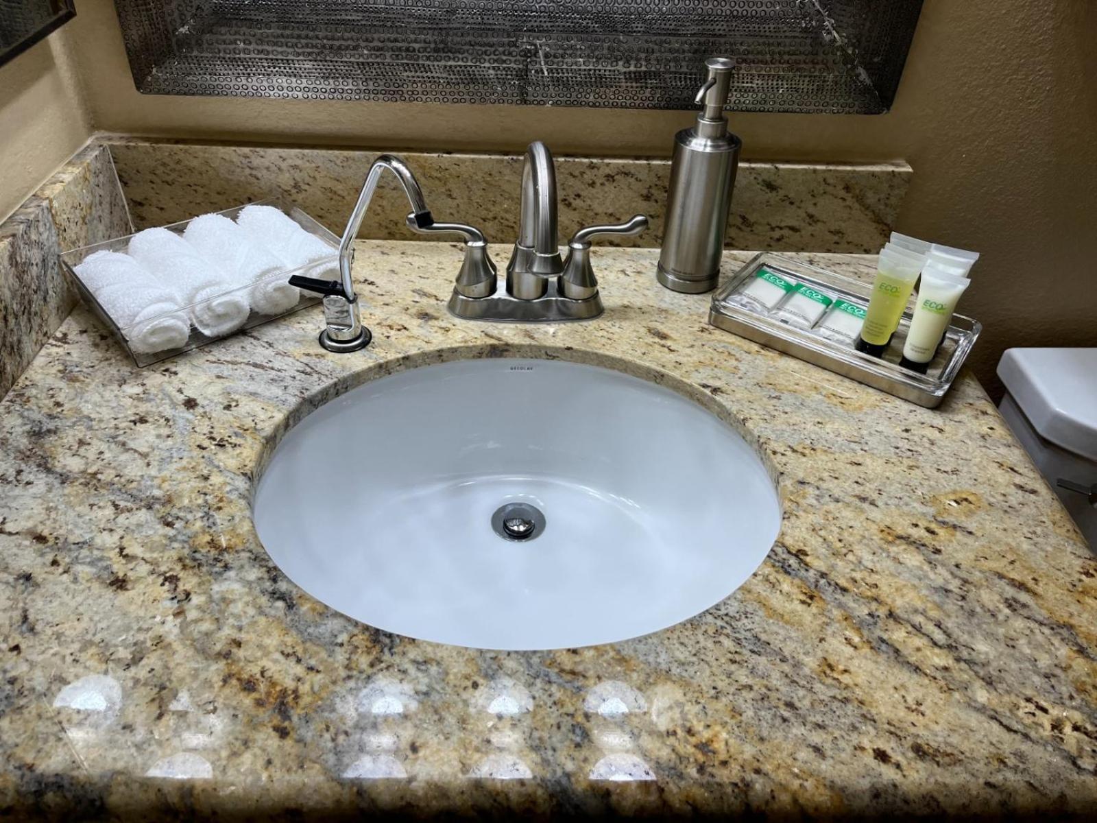 In Cheerful 2-bed House - Shared Bathroom