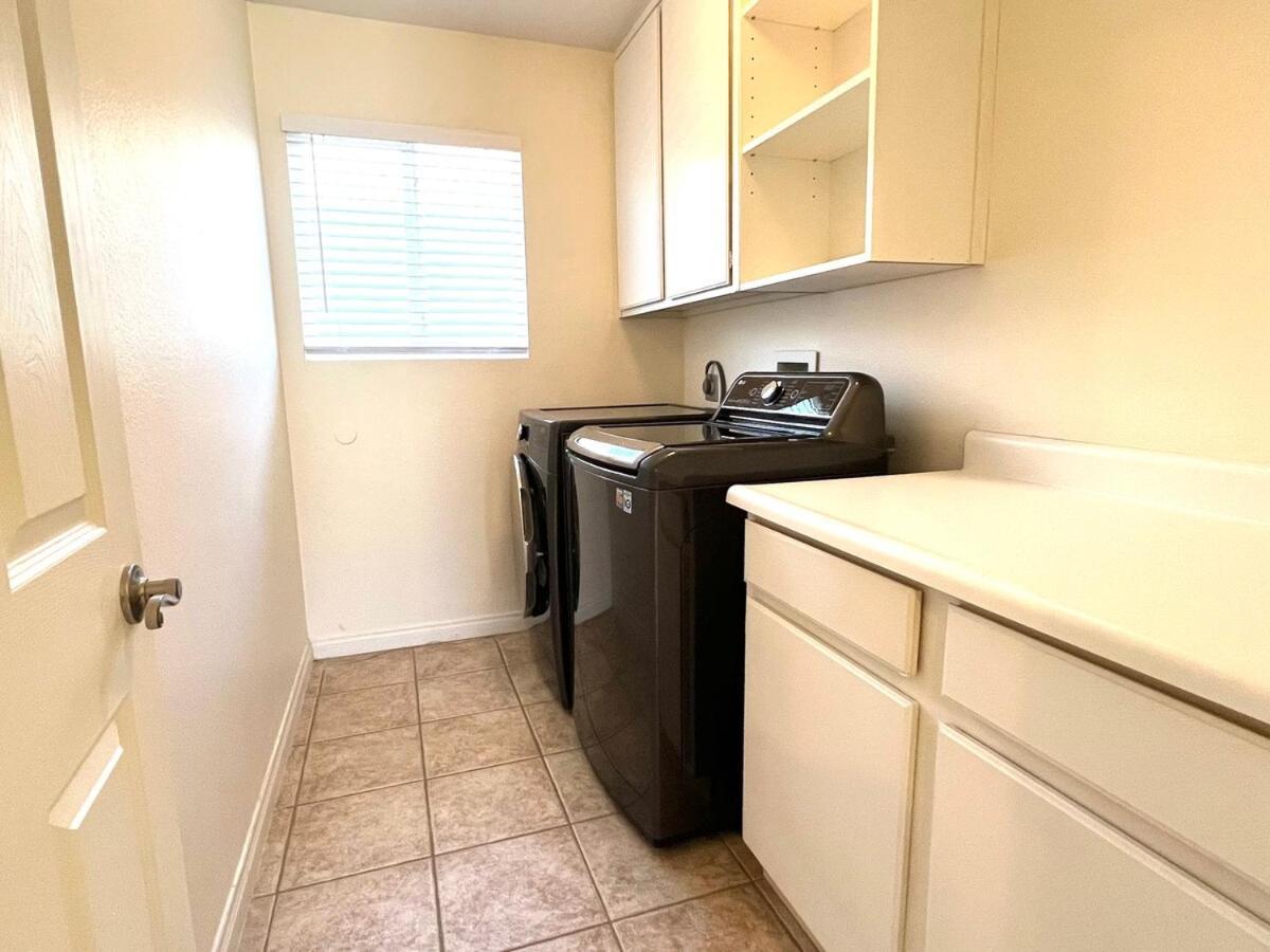 Homestay In Cheerful 2-bed House - Shared Bathroom
