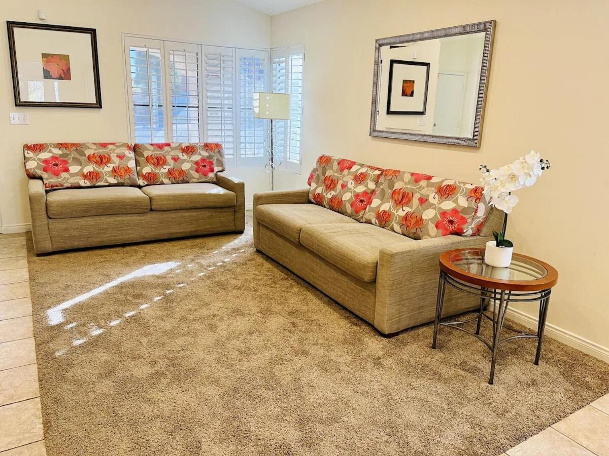 In Cheerful 2-bed House - Shared Bathroom Homestay *