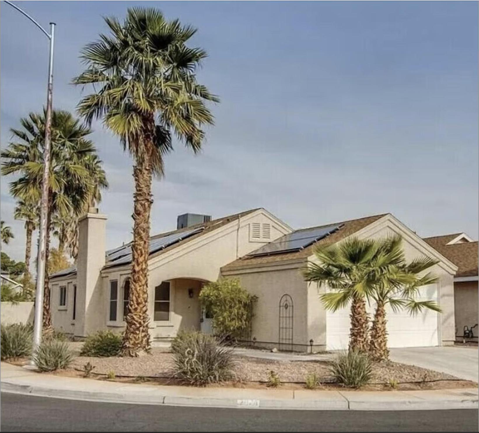 In Cheerful 2-bed House - Shared Bathroom * Las Vegas