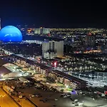 Penthouse Suite With Strip View At The Signature At Mgm Grand
