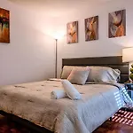 Stylish 2-Bedroom Las Vegas Getaway With Amenities