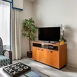 2Bd Resort Condo With Amenities And Next To Shopping Right Off The Las Vegas Strip