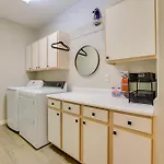 6 Mi To Vegas Strip City-View Gem With Pool Access