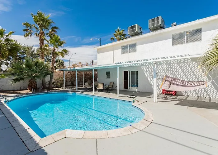 Spacious 5-Bedroom Retreat With Pool Minutes From The Las Vegas Strip