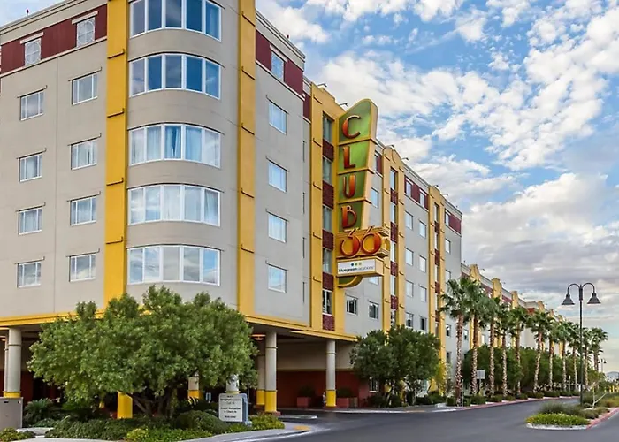 2Bd Resort Condo With Amenities And Next To Shopping Right Off The Las Vegas Strip
