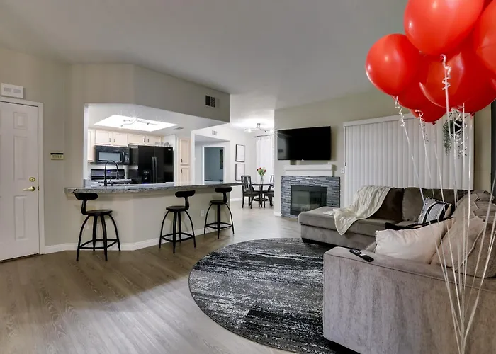 6 Mi To Vegas Strip City-View Gem With Pool Access