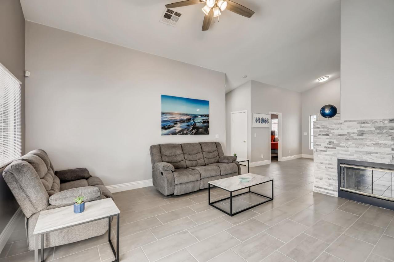 Luxurious House With A Pool, Spa, And Patio, Sleeps 6 Comfortably Holiday home Las Vegas