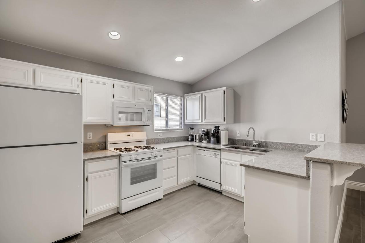 Luxurious House With A Pool, Spa, And Patio, Sleeps 6 Comfortably Holiday home Las Vegas
