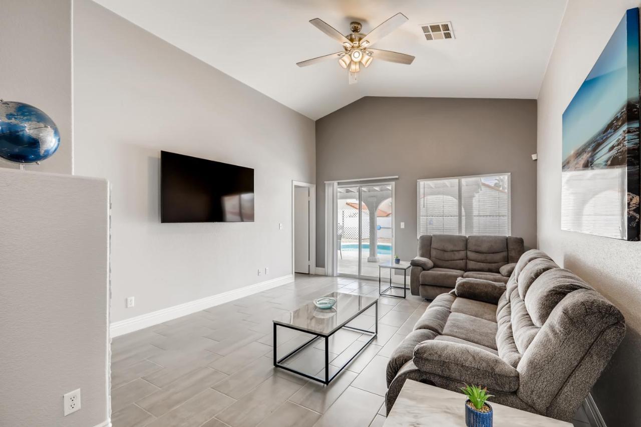 Luxurious House With A Pool, Spa, And Patio, Sleeps 6 Comfortably Holiday home Las Vegas
