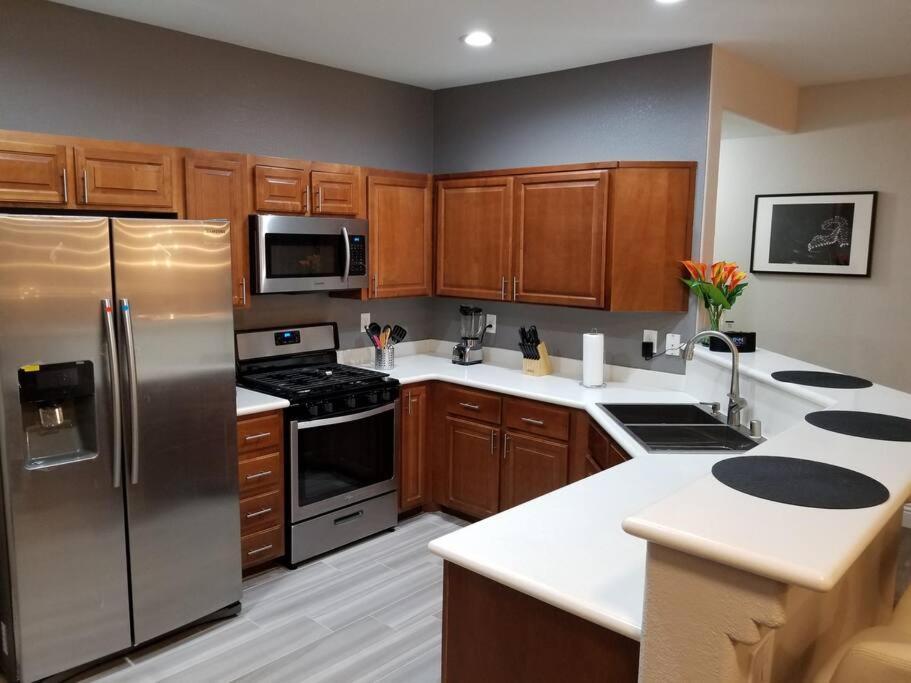 A - Fully Remodeled And Professionally Decorated Apartment