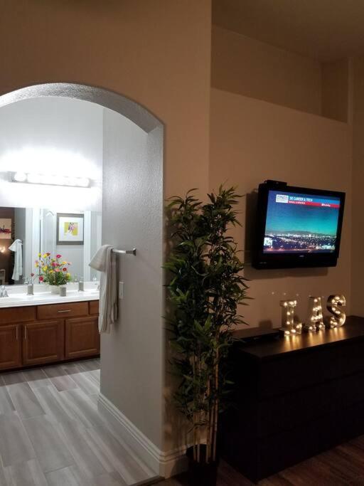Apartment A - Fully Remodeled And Professionally Decorated