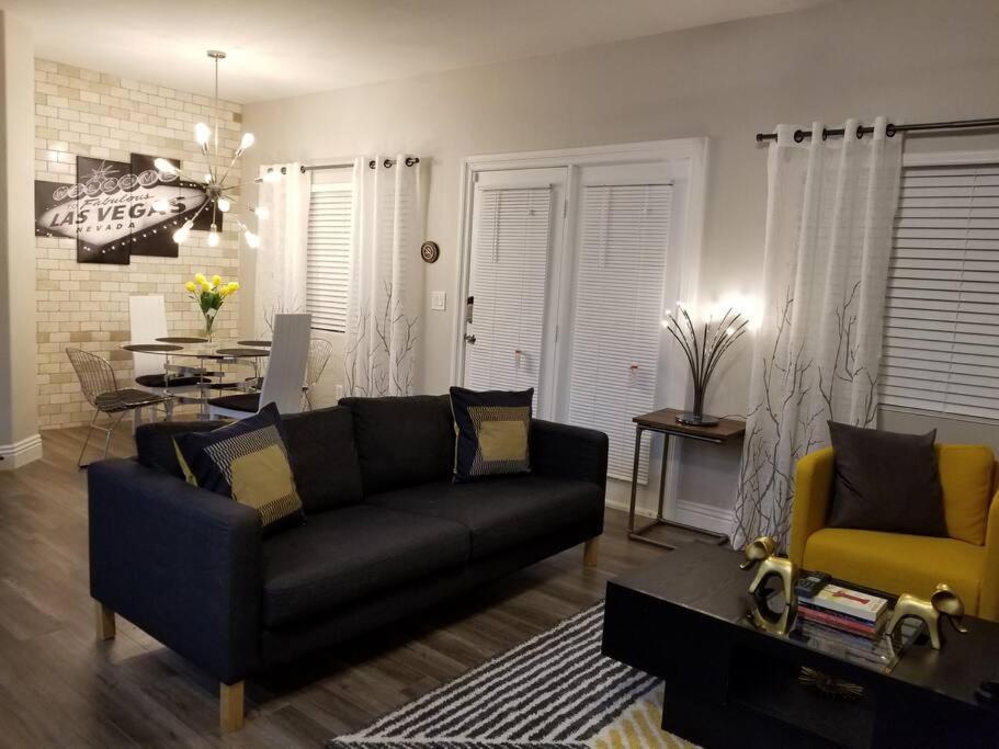 Apartment A - Fully Remodeled And Professionally Decorated *