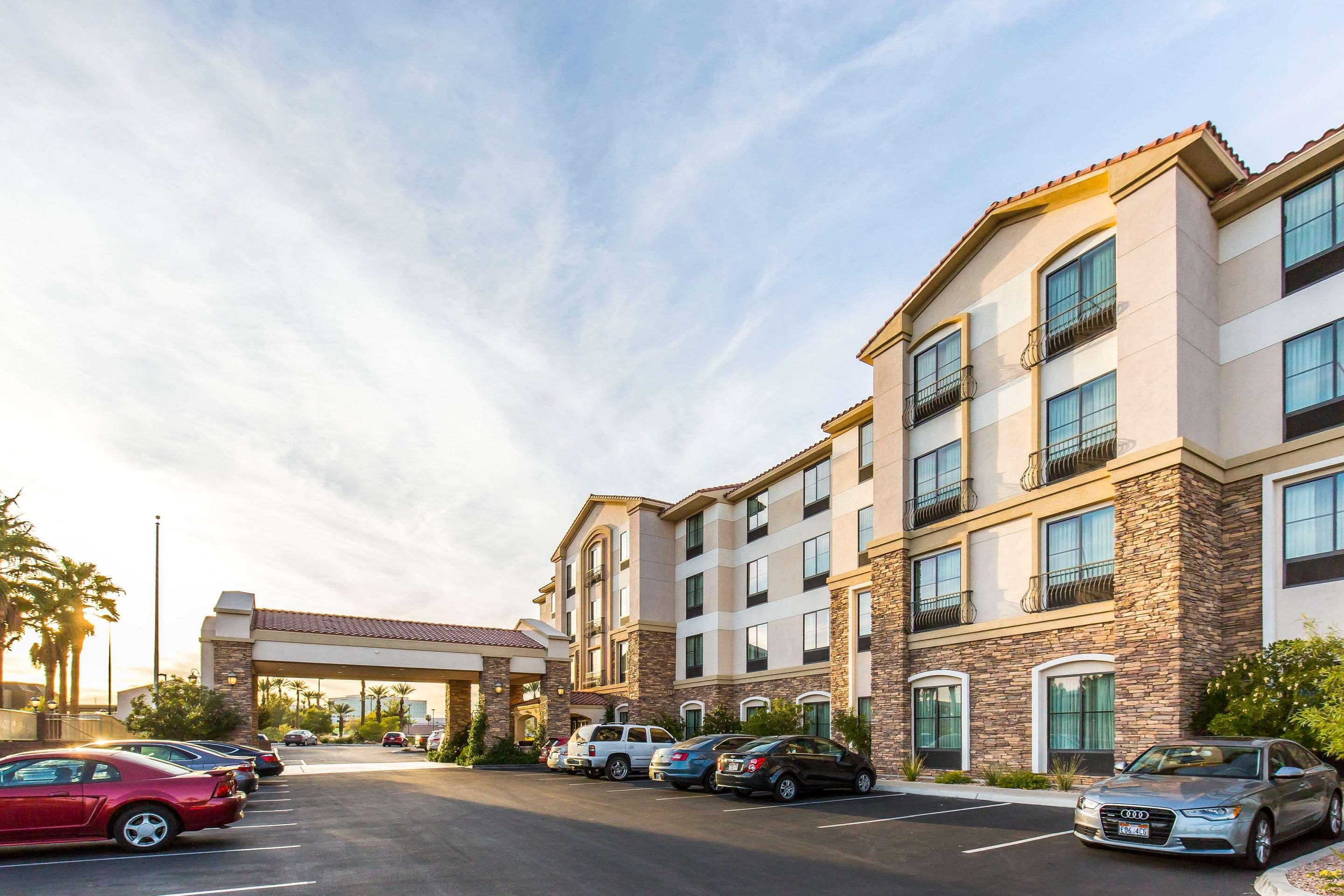 Comfort & Henderson - Vegas Hotel