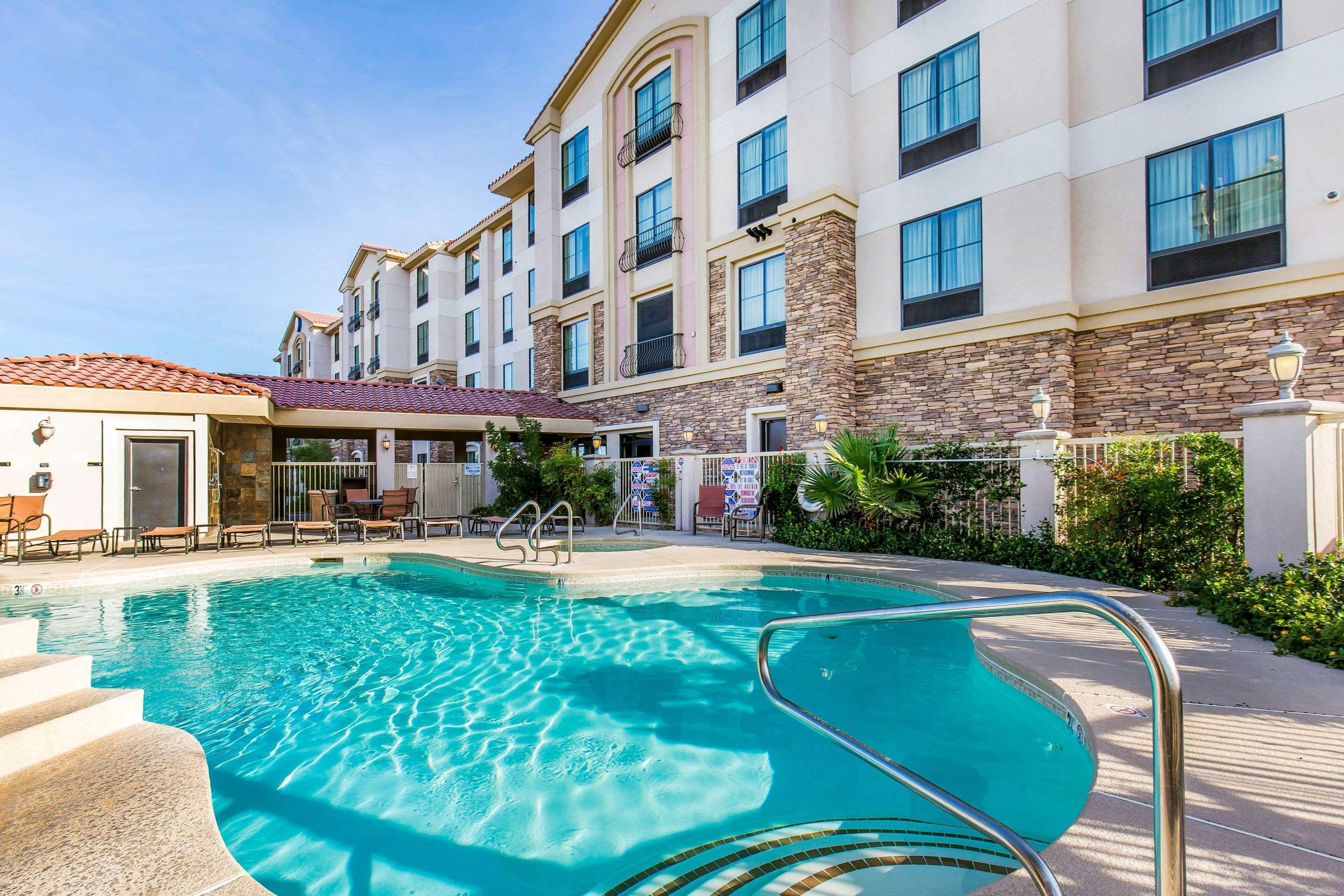 Comfort & Henderson - Vegas Hotel