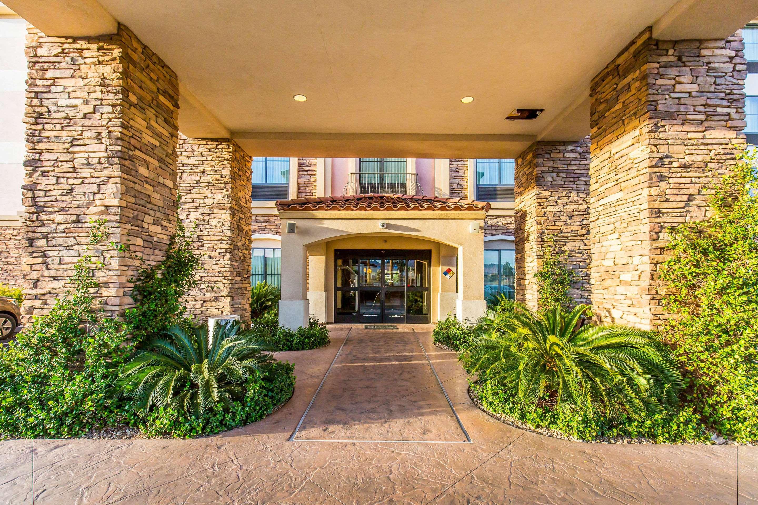 Comfort & Henderson - Vegas Hotel