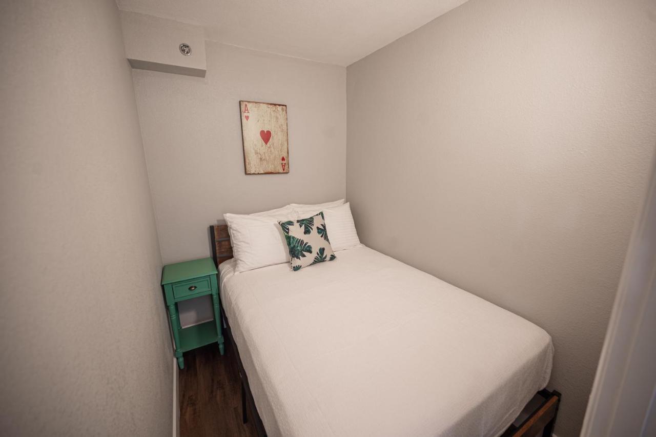Right On The Strip - 3br 1110 *