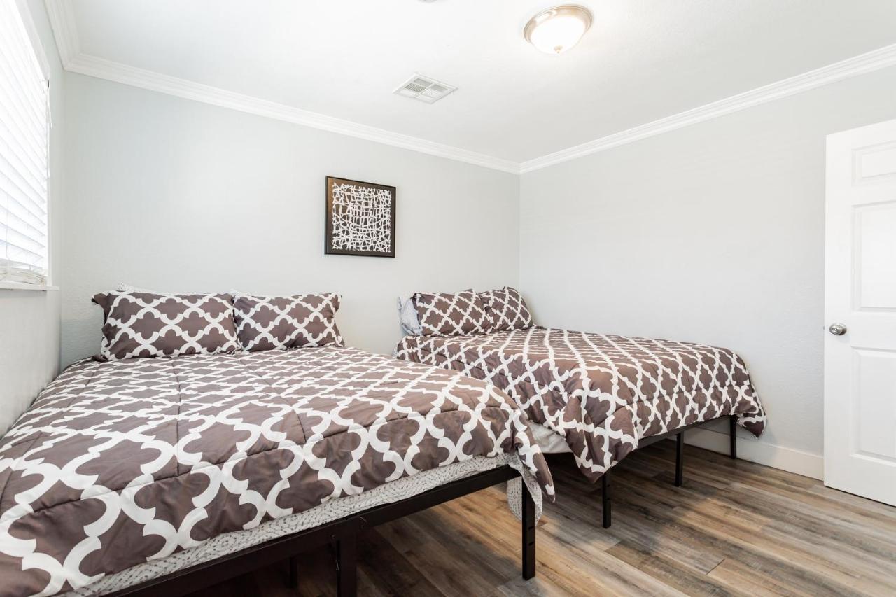 Spacious 5-bedroom Retreat With Pool Minutes From The Vegas Strip Holiday home
