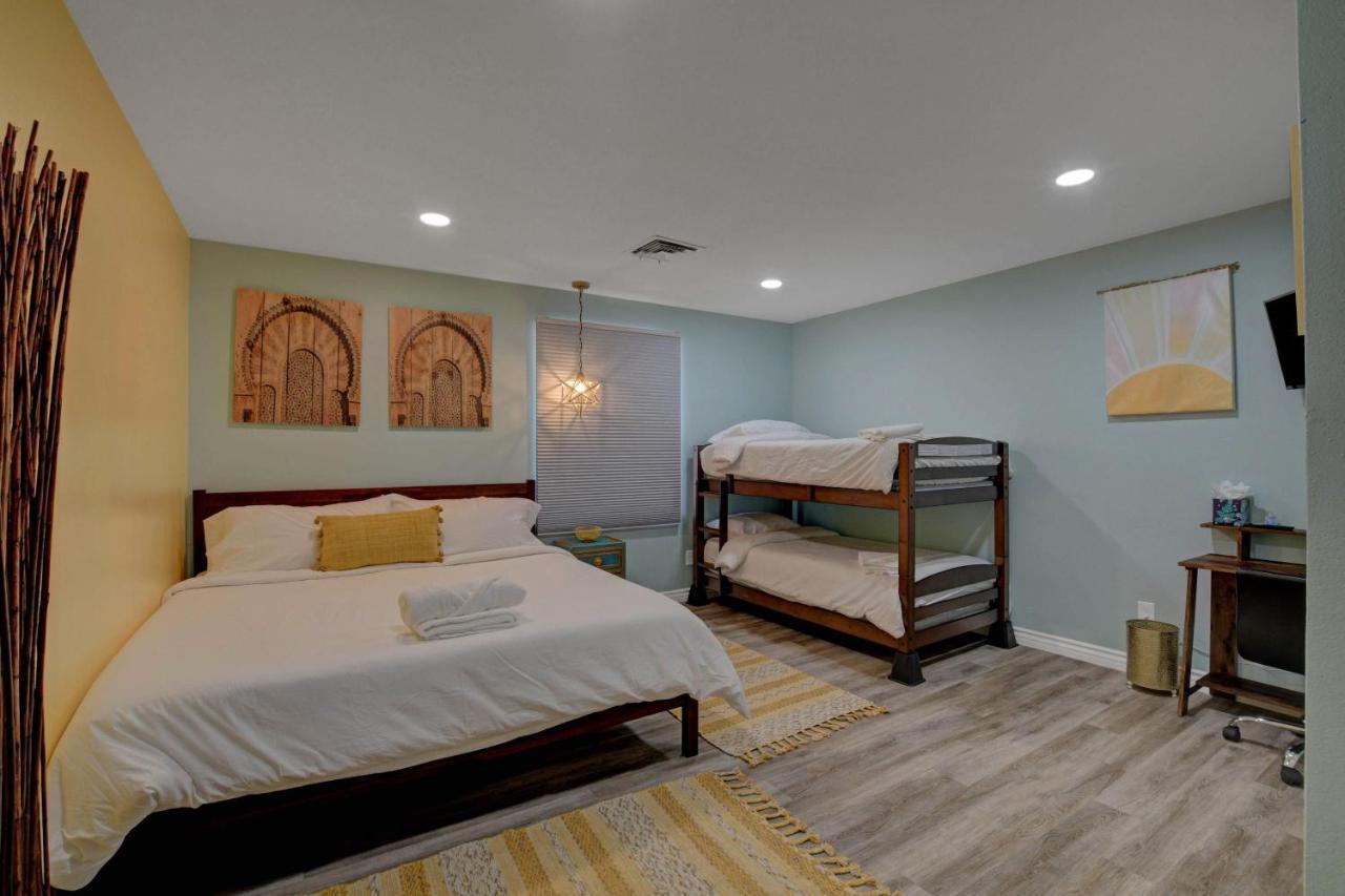 Buddha Mansion Luxury - 8br Modern, Hottub, Huge Pool, Sauna, Bbq Grill, Game Holiday home Las Vegas