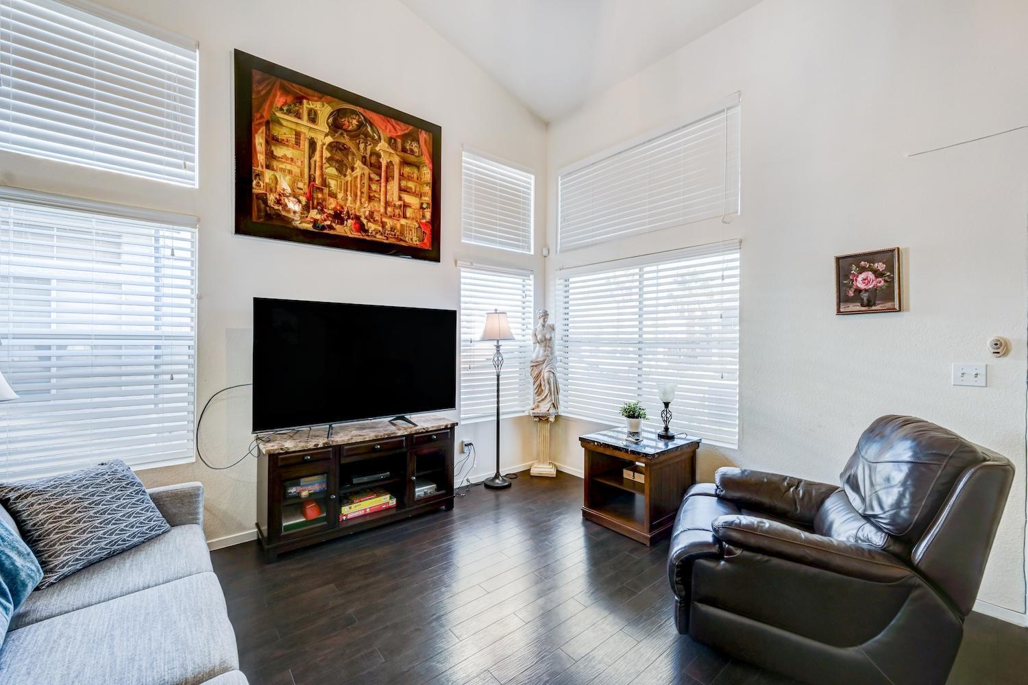 Chic Vegas Retreat: Near Attractions Holiday home
