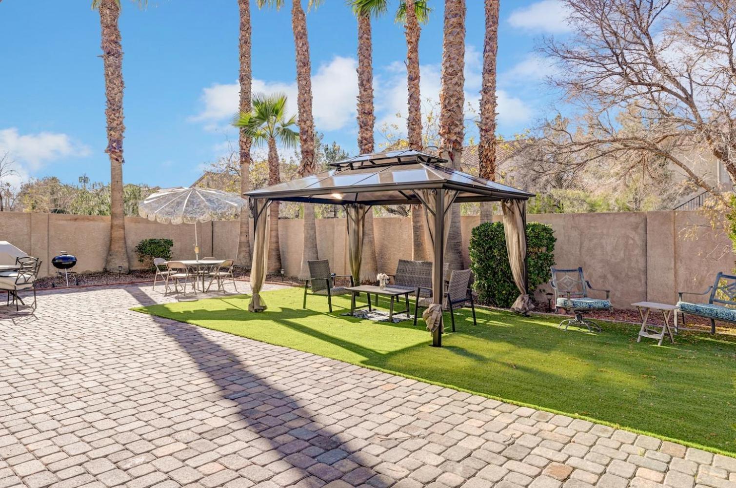 Chic Vegas Retreat: Near Attractions Holiday home