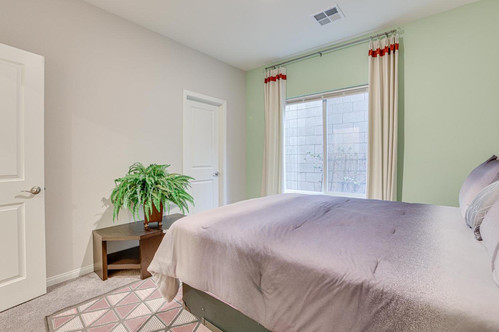 Spacious Vegas With Patio, 17 Mi To Strip! *