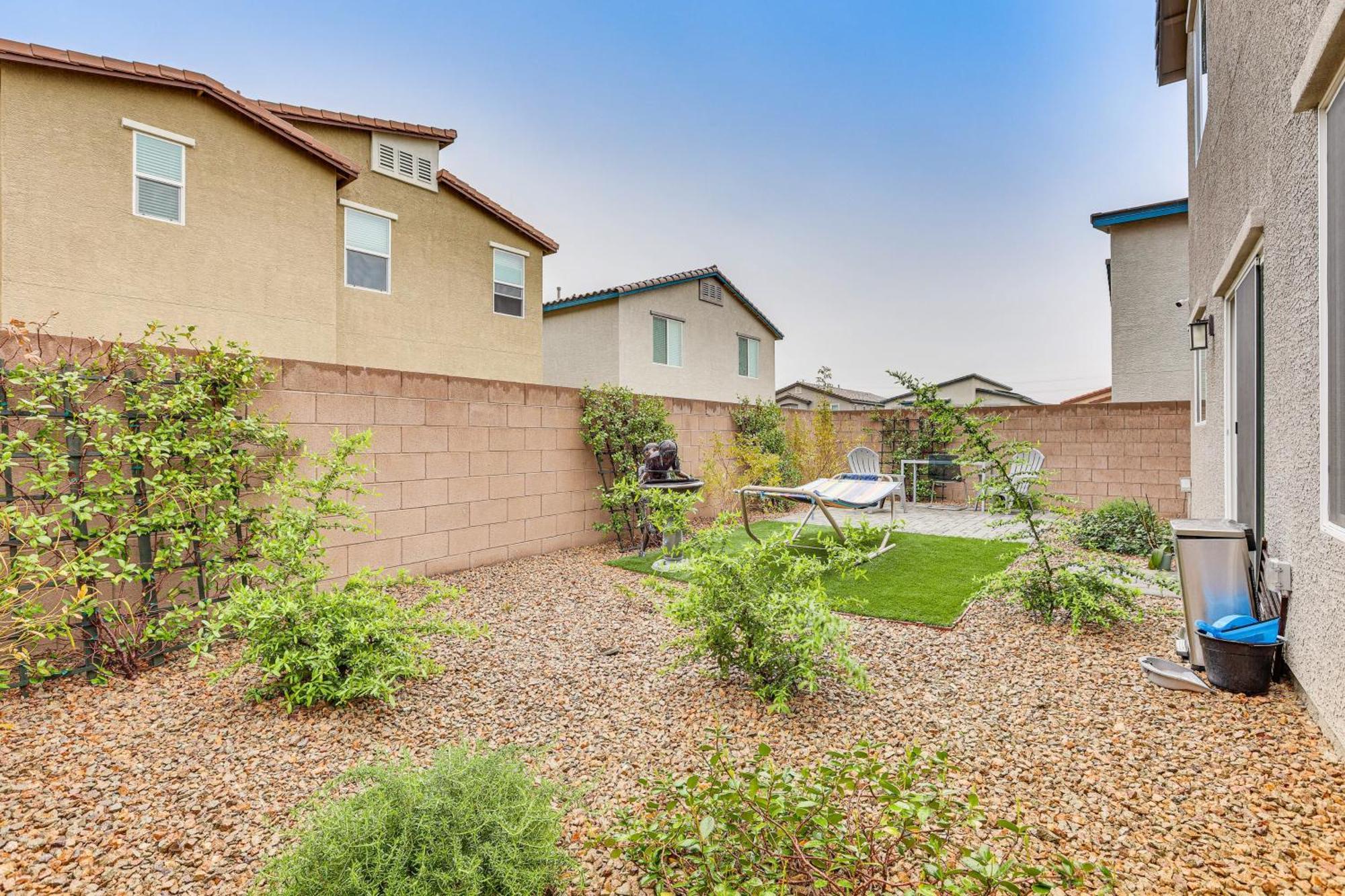 Spacious Vegas With Patio, 17 Mi To Strip! *