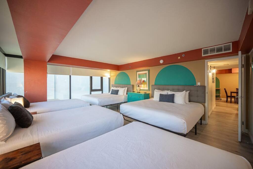 Penthouse On The Strip - 2bd/2ba Apartment