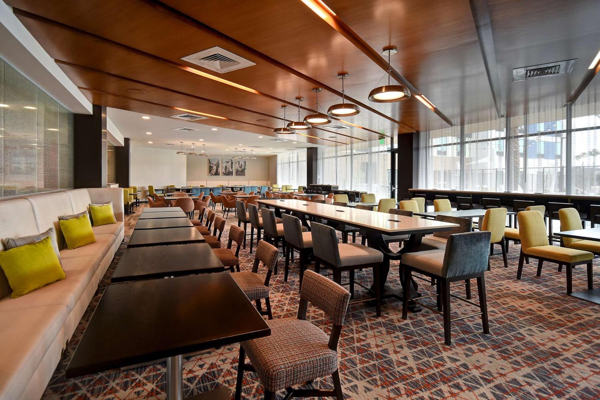 Hampton & Vegas Convention Center - No Fee 3*