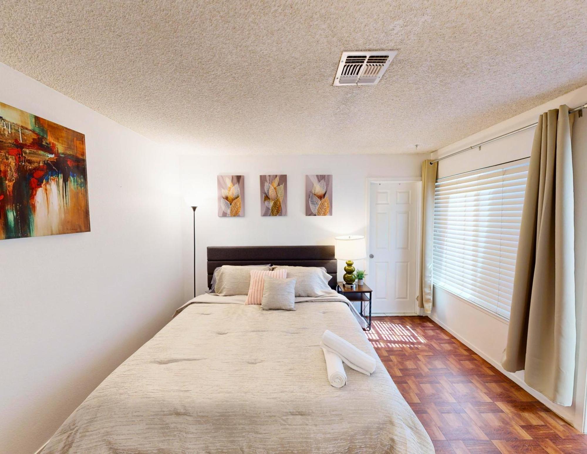 Stylish 2-bedroom Vegas Getaway With Amenities *