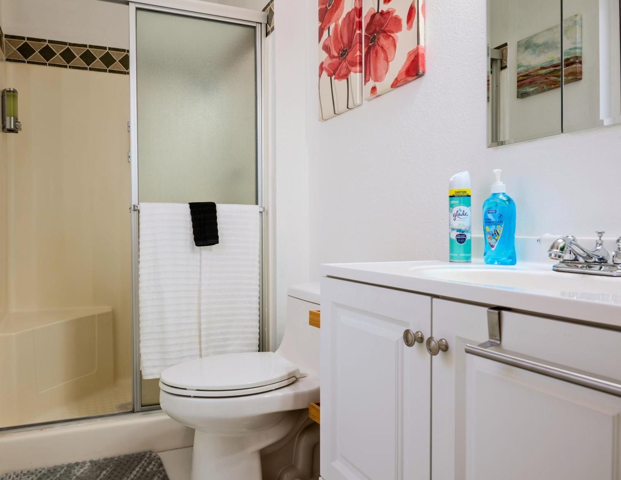 Stylish 2-bedroom Vegas Getaway With Amenities