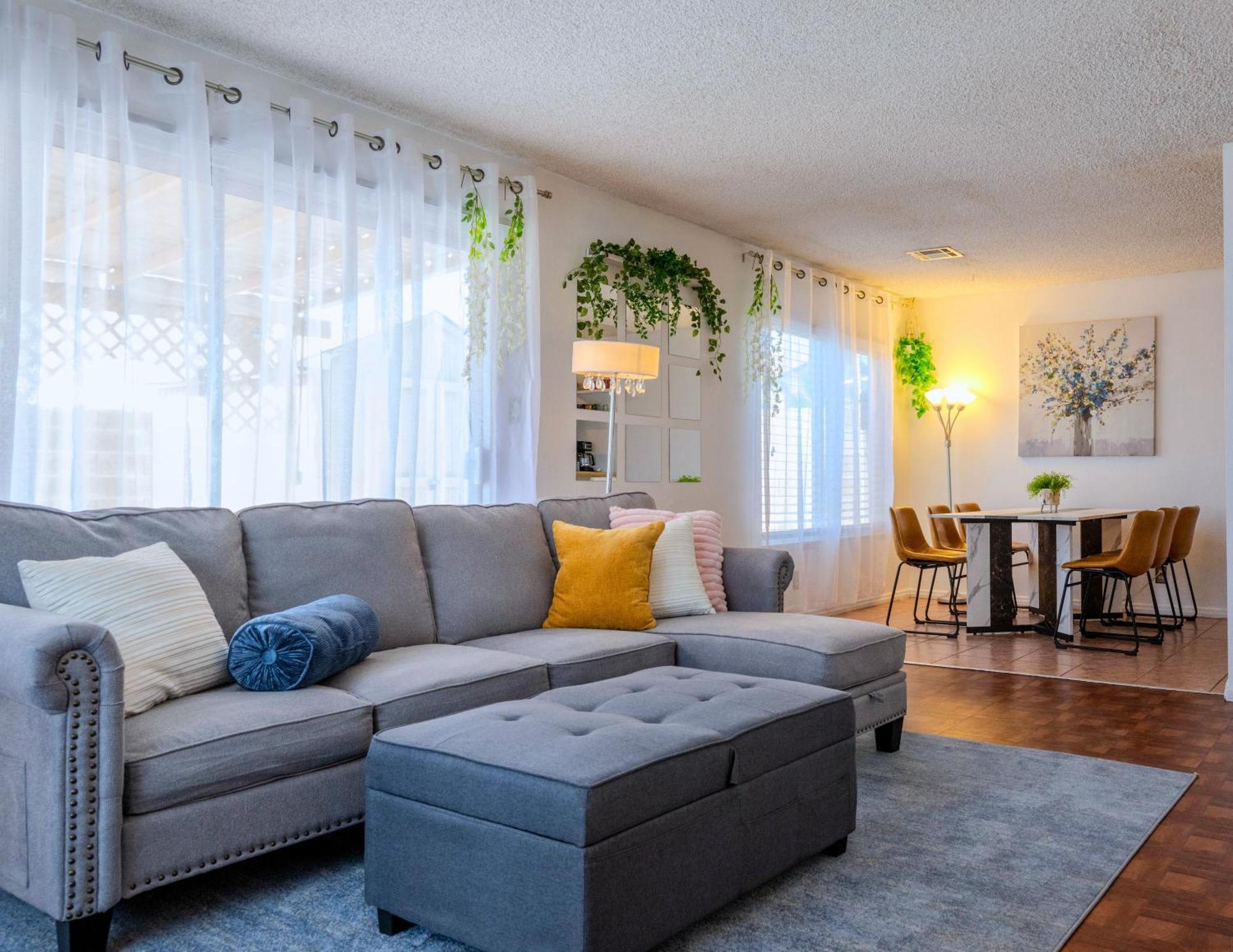 Holiday home Stylish 2-bedroom Vegas Getaway With Amenities *